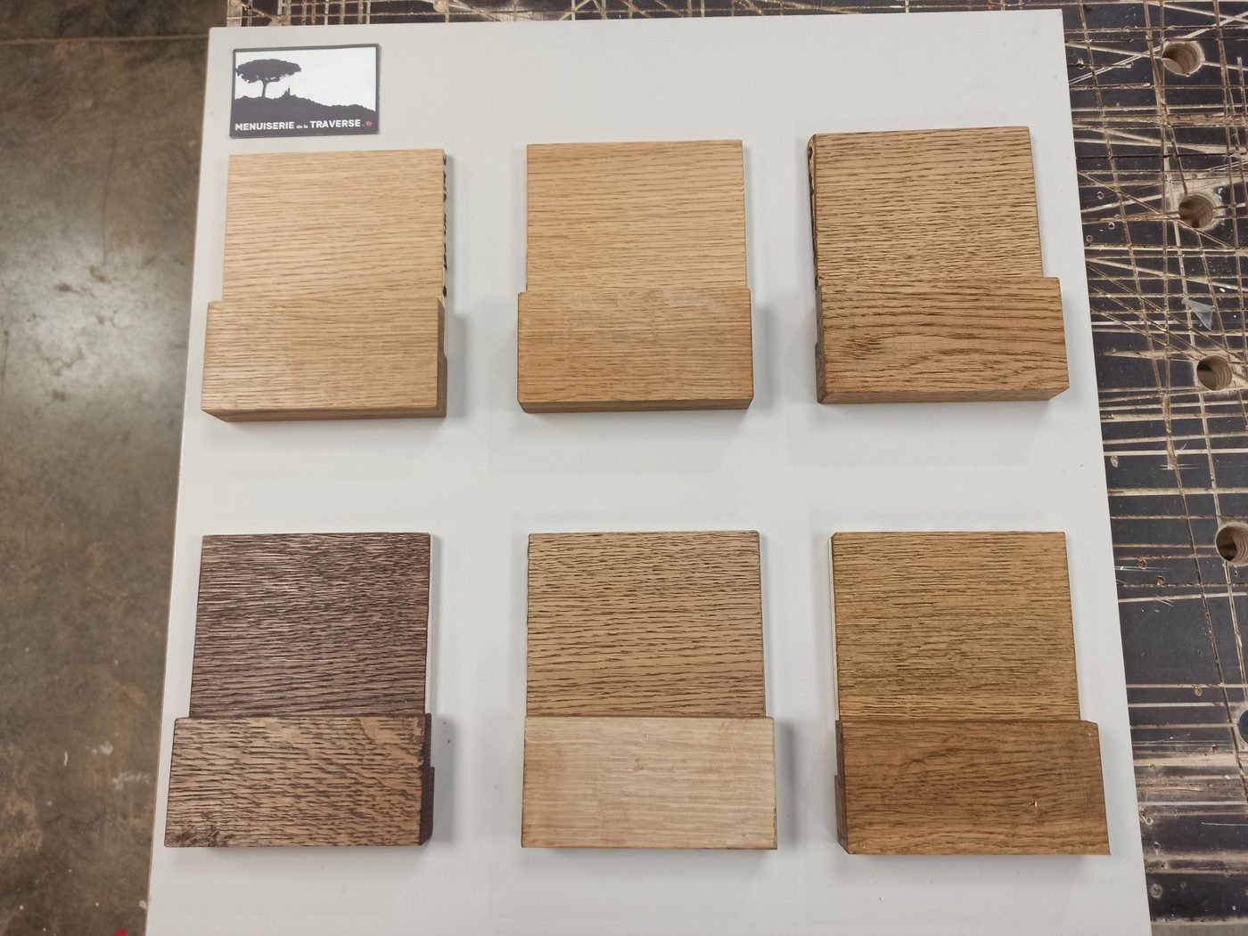 Des échantillons de teinte de bois et de vernis